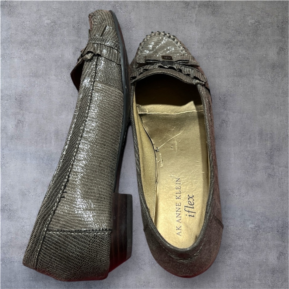 Anne Klein Gray Flats with Classic Design